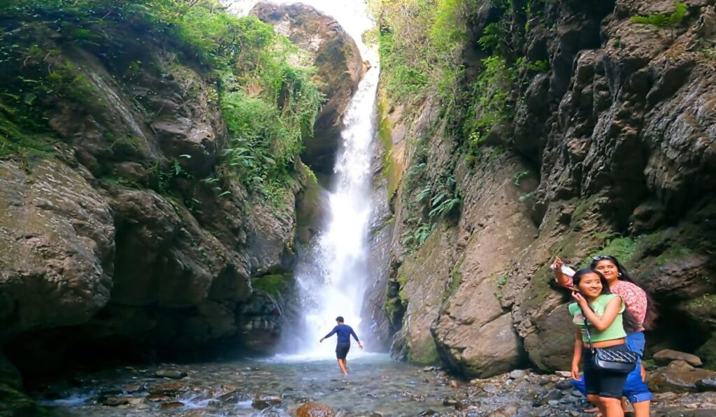 Bangoru Waterfall, Gunehar