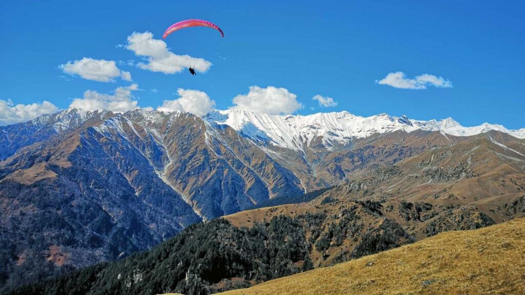 Best time for paragliding in Manali - March to November