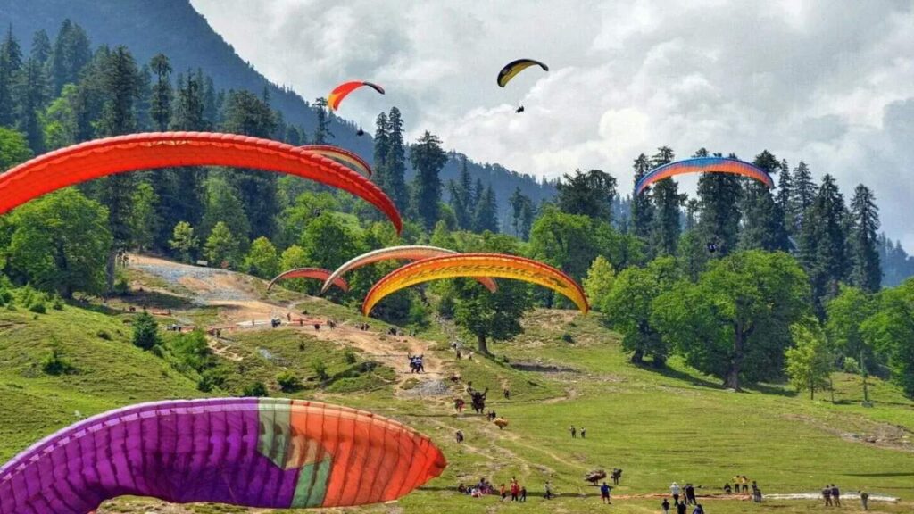 Why paragliding in Manali is a famous adventure activity