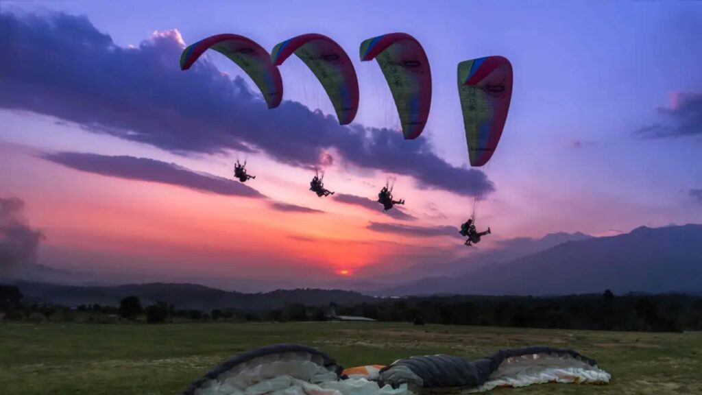 Why Go Paragliding in Bir Billing in October_